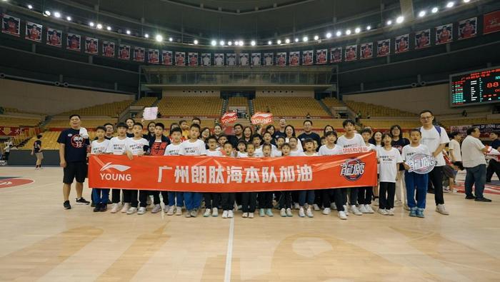 李寧最新活動,李寧最新活動，運(yùn)動場上的溫情故事