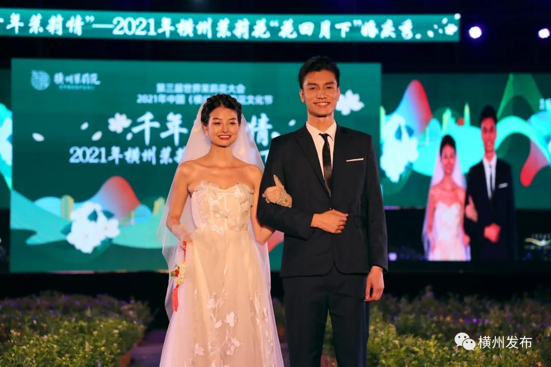 花田月下，友情的綻放與心靈的陪伴最新章節(jié)