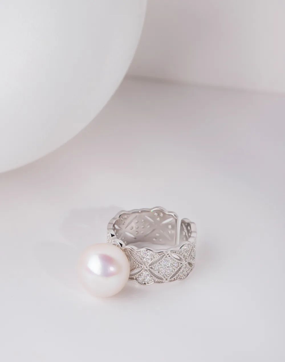 2024最新款戒指,探索小巷中的寶藏，2024最新款戒指