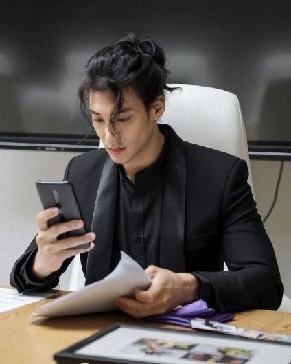 張演員男的舞臺與熒屏之旅，學(xué)習(xí)成長與自信光芒的展現(xiàn)