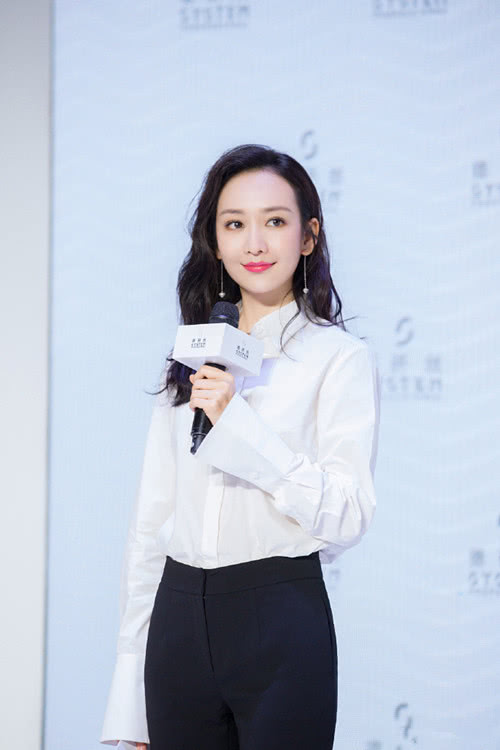 王鷗明星大偵探造型，自然美景中的心靈探索之旅