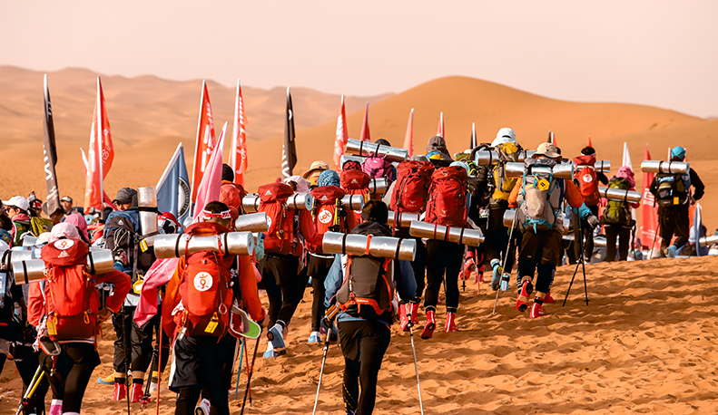 沙海競(jìng)速，沙漠比賽中的歡樂與同伴時(shí)光