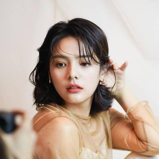 韓國年輕女演員引領(lǐng)科技潮流，未來高科技產(chǎn)品的魅力展示