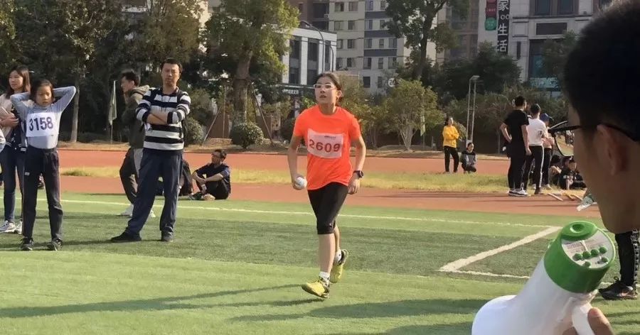 小蝸牛的田徑夢(mèng)，綠意盎然賽場(chǎng)上的奇遇之旅