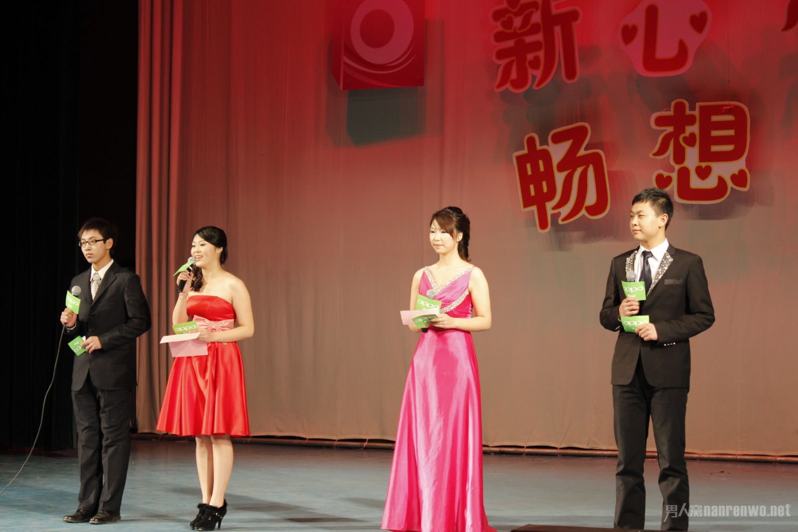 引領(lǐng)時代風(fēng)尚的舞臺之韻，最新主持詞精選集