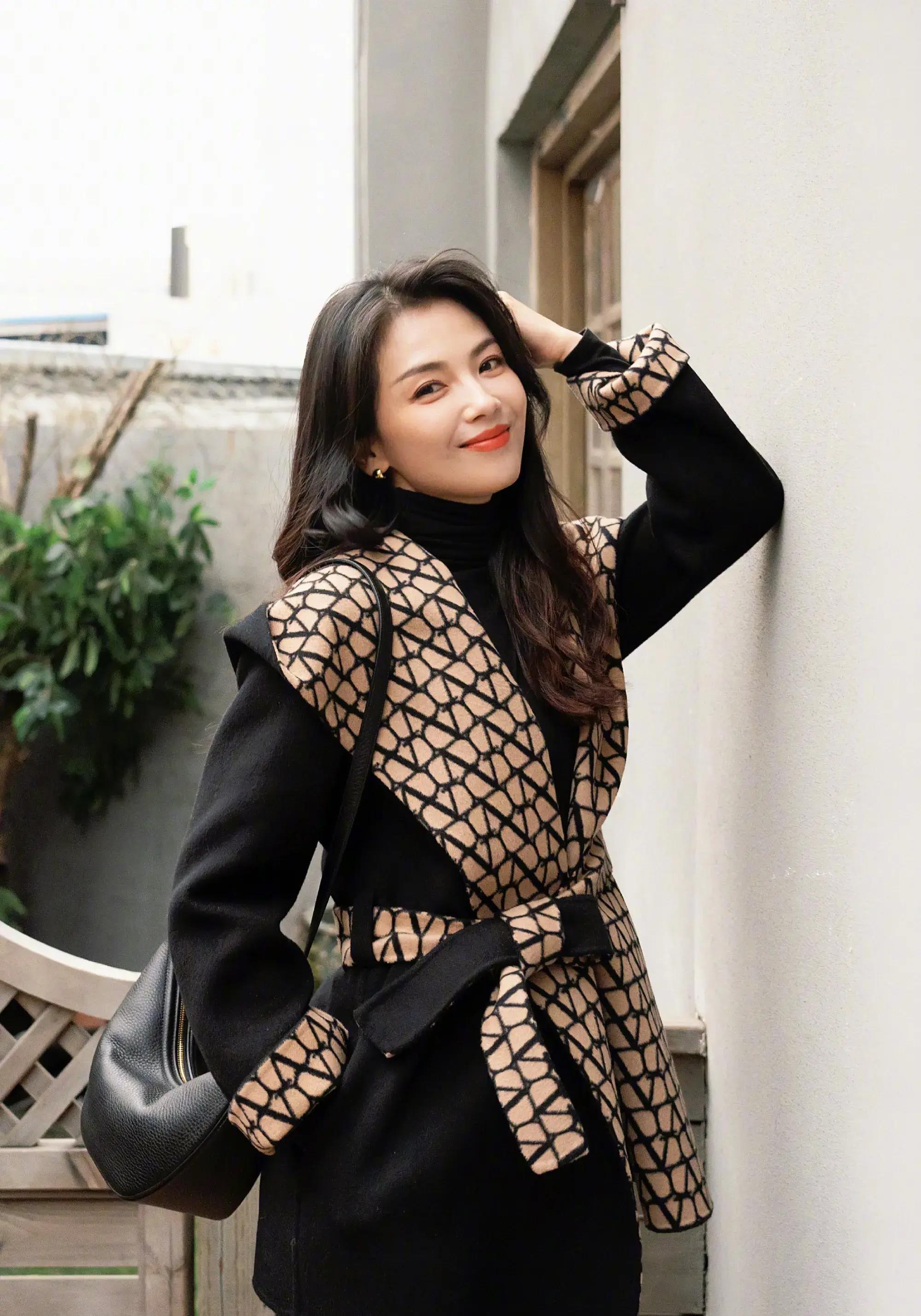 劉濤最新照片展現(xiàn)多元魅力與時尚風(fēng)采的圖片集萃