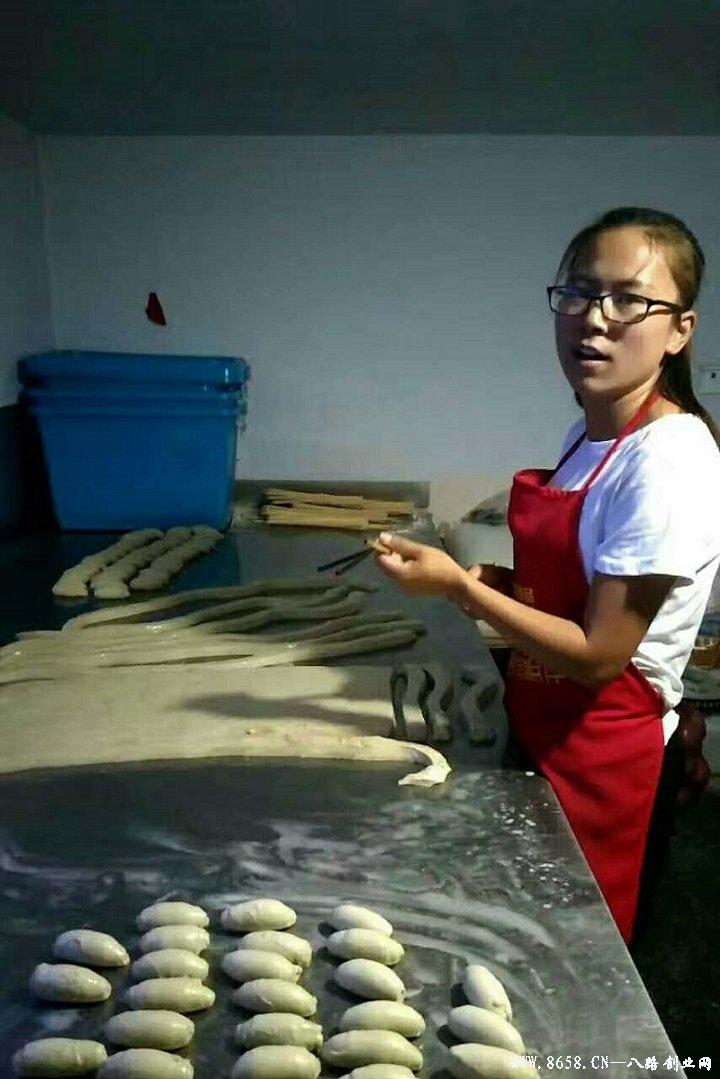 革新烘焙工藝，引領(lǐng)行業(yè)新潮流，最新烤面筋機(jī)亮相！