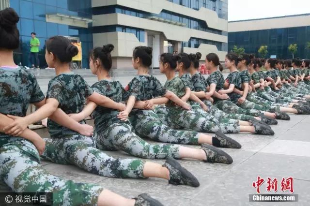 獨(dú)家揭秘，探索小巷深處的軍訓(xùn)新風(fēng)尚——2025軍訓(xùn)最新視頻亮相！
