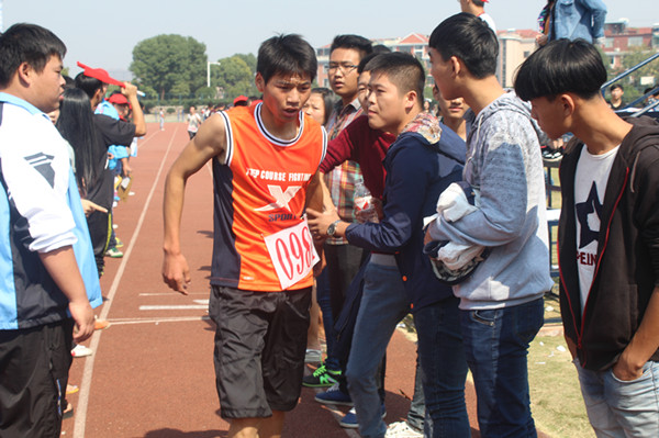 夏日溫馨友情奇遇報道