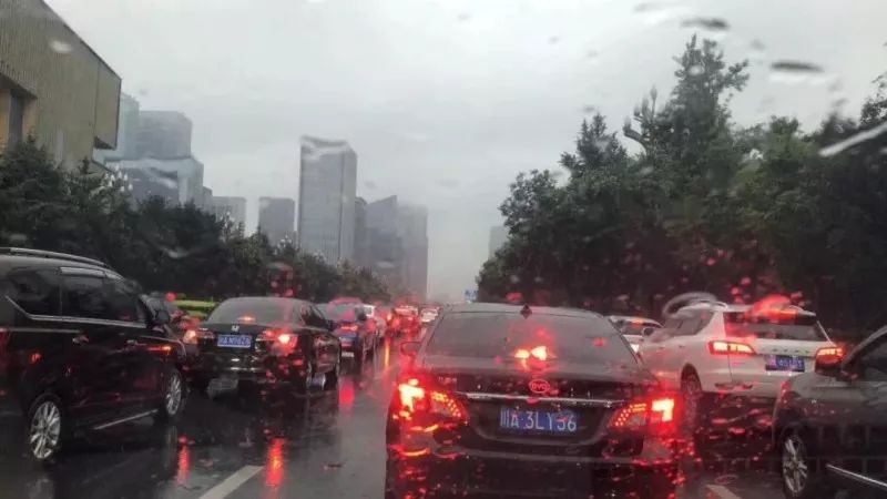 成都暴雨下的驚喜探索，小巷特色小店