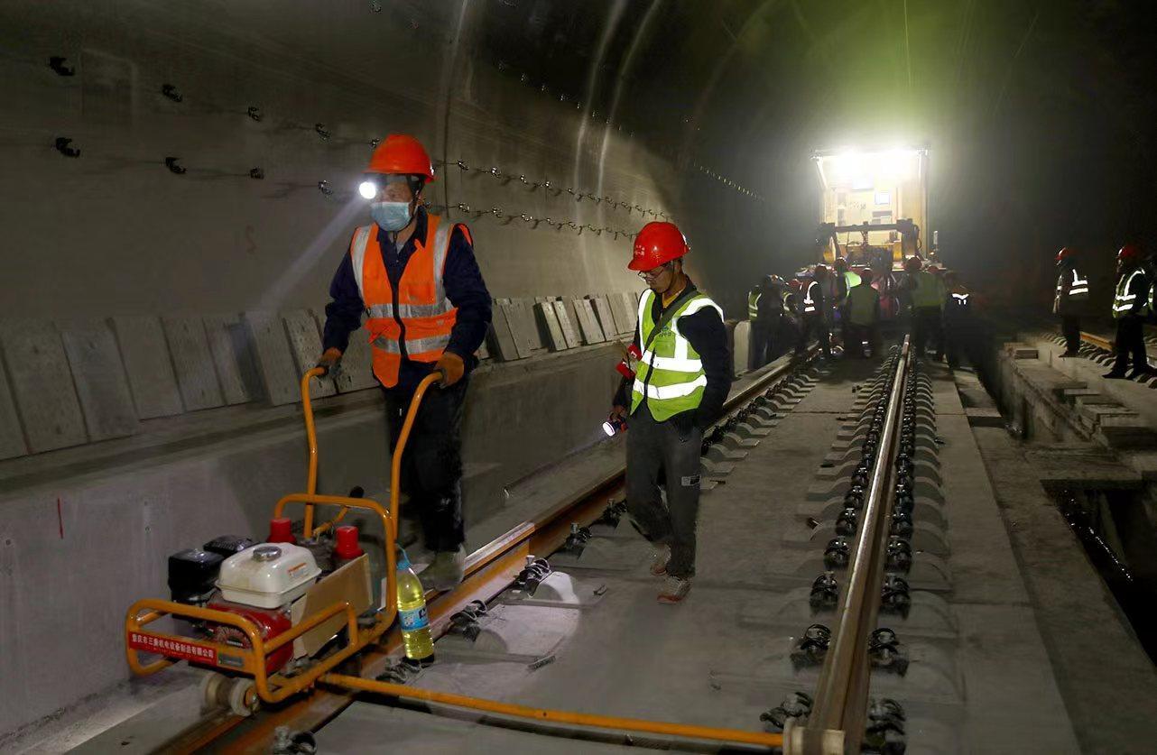 青藏高鐵，高原與繁榮的鋼鐵巨龍連接線