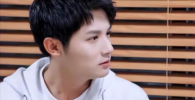 鄭業(yè)成最新行程揭秘，忙碌明星之旅的足跡